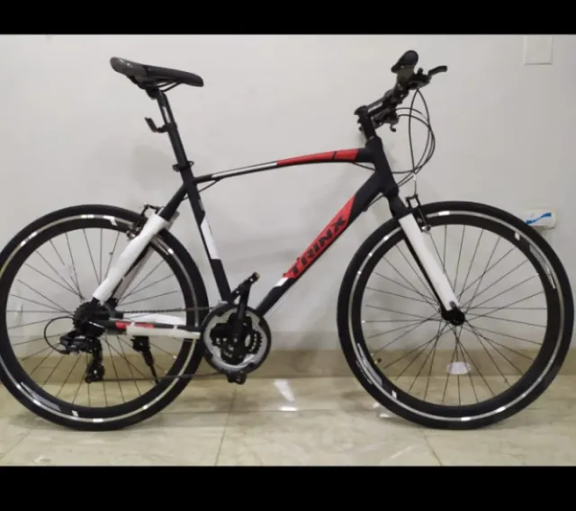 (عجلة هايبرد hybrid Bikes)  Trinx Free1.4 فريم الومنيوم كاوتشcst طارات هرمي فرامل Winzip V طقم سرعات Shimano Tourny